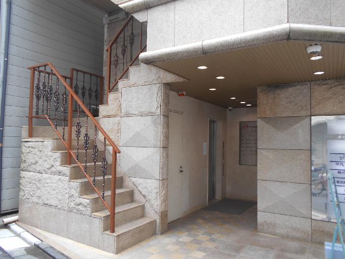 平凡立教前ビル