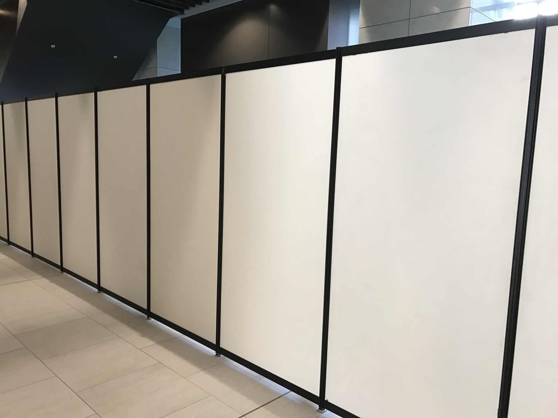 オフィスのパーテーション選び徹底ガイド！種類別の相場やおしゃれな事例