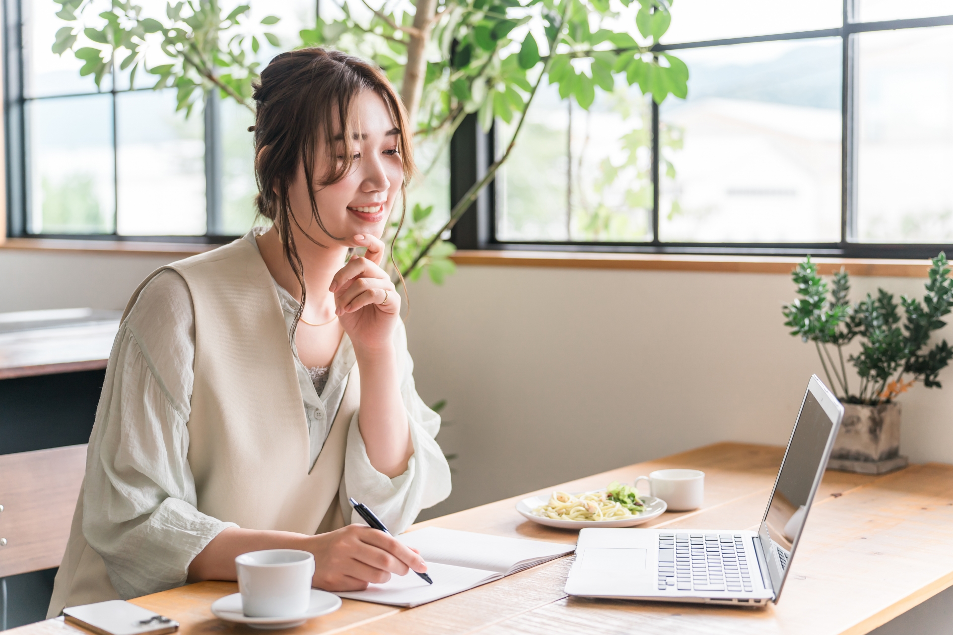 コワーキングとは？意味やシェアオフィスとの違いをわかりやすく解説